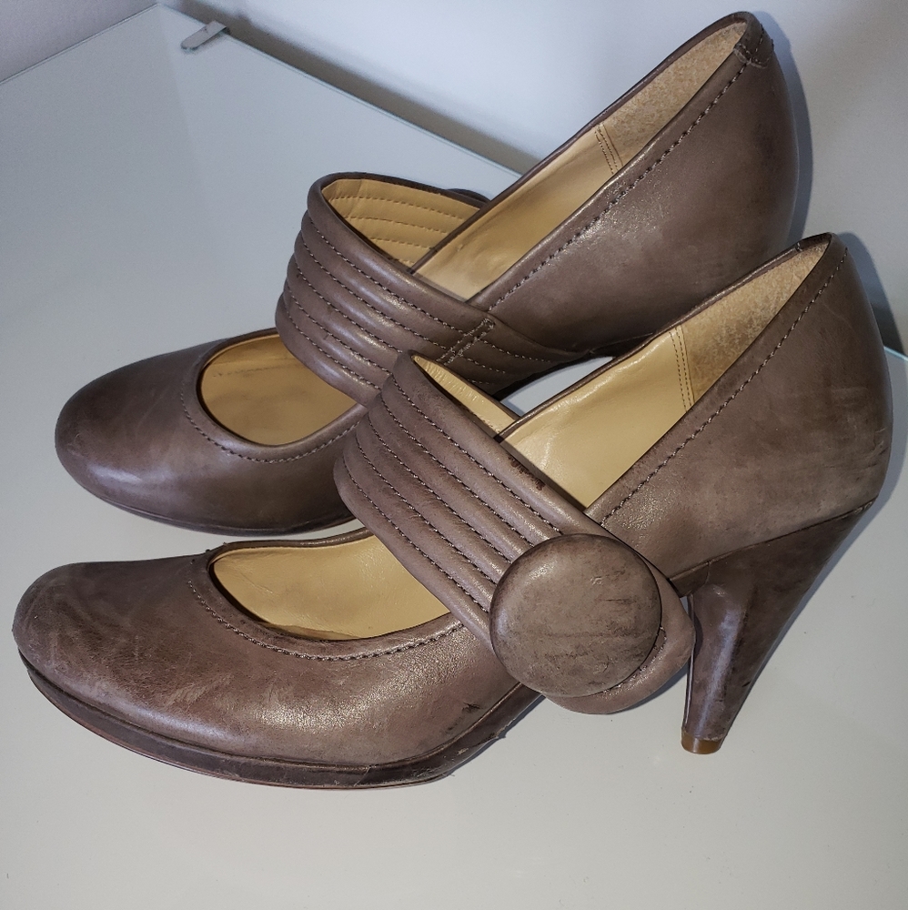 Clarks Mary Janes Tan Leather Women Size 5 Excellent Condition